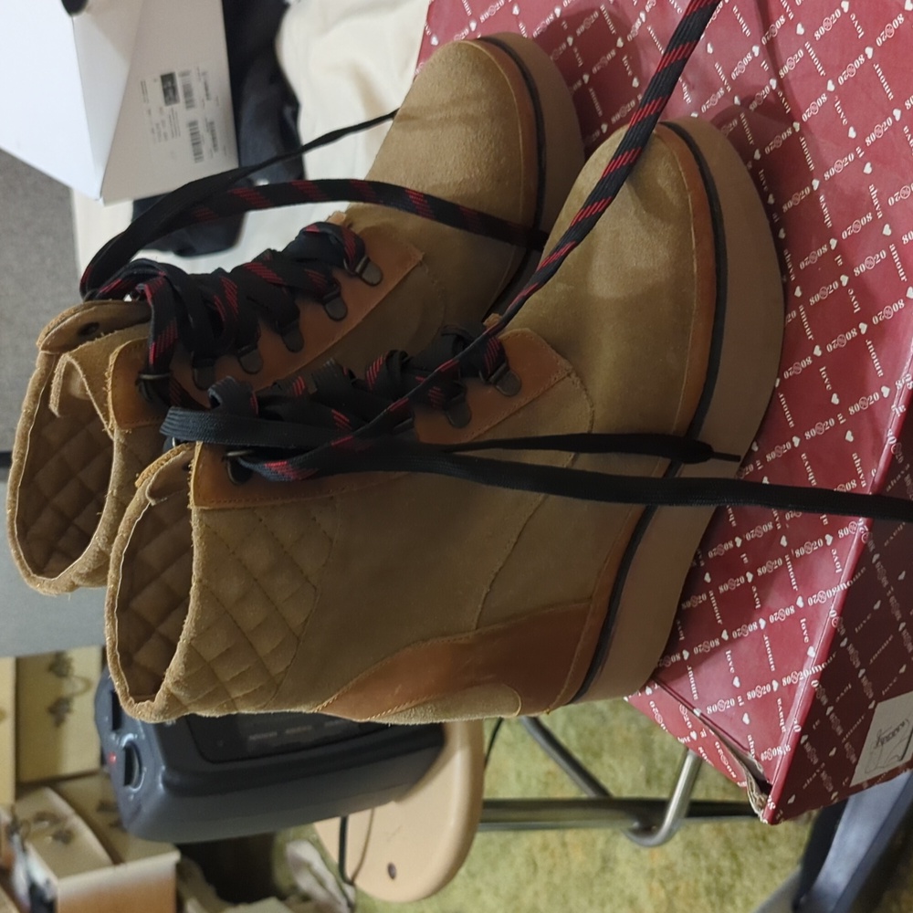 Hidden wedge hiking boots camel suede 80%/20% 8.5